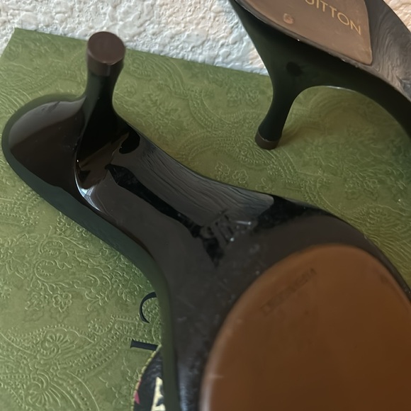 Lv heels size 6 fits like 5 - Picture 3 of 3